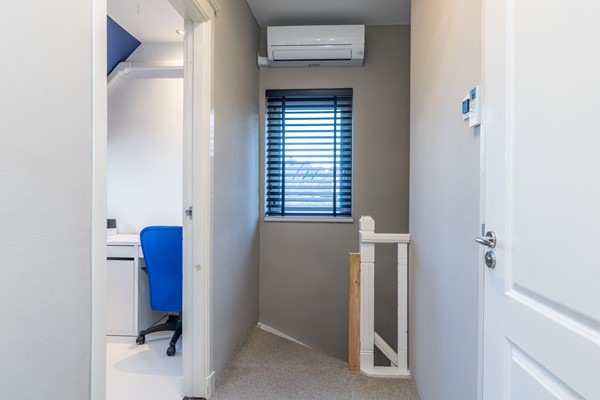 Foto - Verkocht onder voorbehoud: Instapklare gemoderniseerde hoekwoning uit 1920 met 4 slaapkamers, aanbouw met leef keuken en bijkeuken, eigen oprit (2 auto's) en een onderhoudsvriendelijke tuin gelegen op het Zuiden.